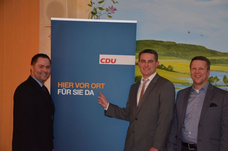 Samtgemeinde-Bürgermeisterkandidat Lars Wedekind (Mitte) mit den CDU-Vorsitzenden aus Gronau und Duingen, Oliver Schmidt (links) und Dirk Borovka.